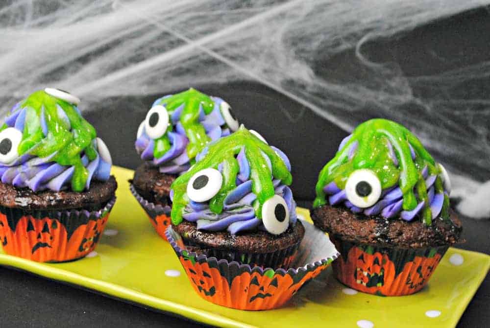Need a fun Halloween dessert for kids? These purple eyed monster cupcakes are easy & cute! Check them out! 