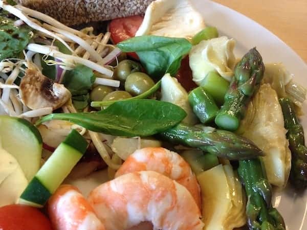 Asparagus and shrimp salad: easy and fast lunch recipe