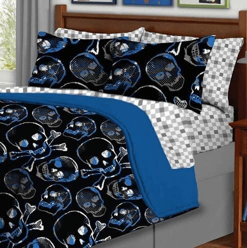Looking for a teen bedroom idea for boys? Check this Skull Bedding: 