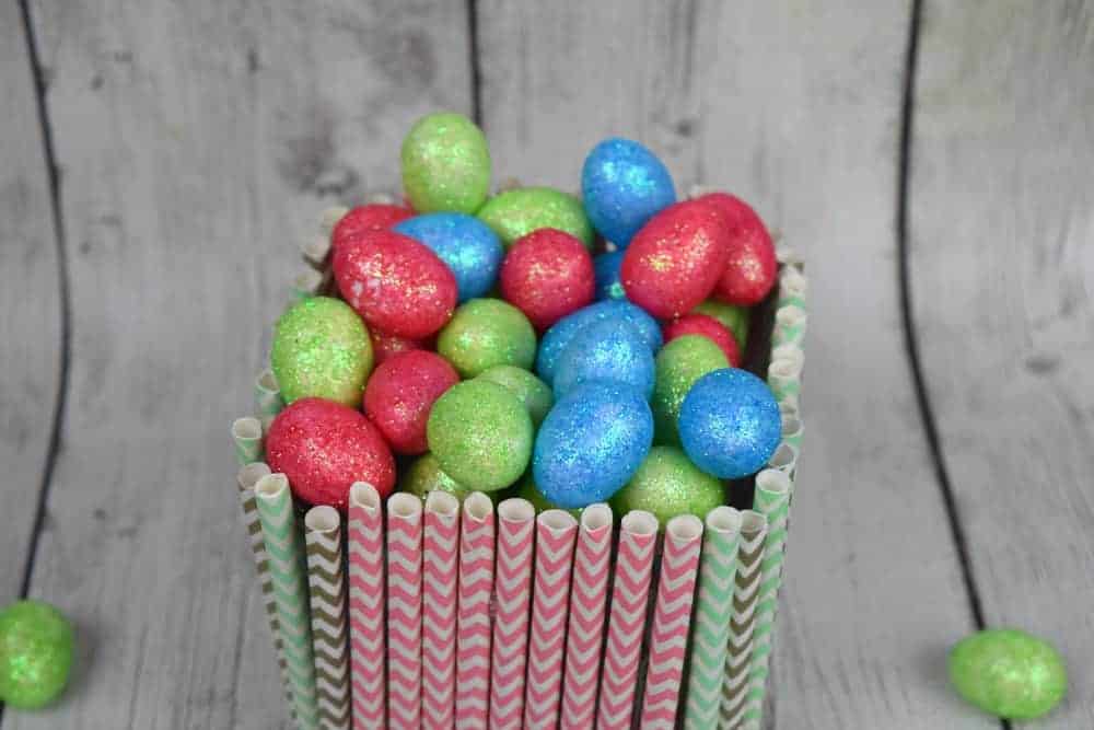 Looking for a fun, easy and inexpensive homemade Easter decor idea? Check out these cute DIY Straw Spring vase! It costs just a few dollars to make!