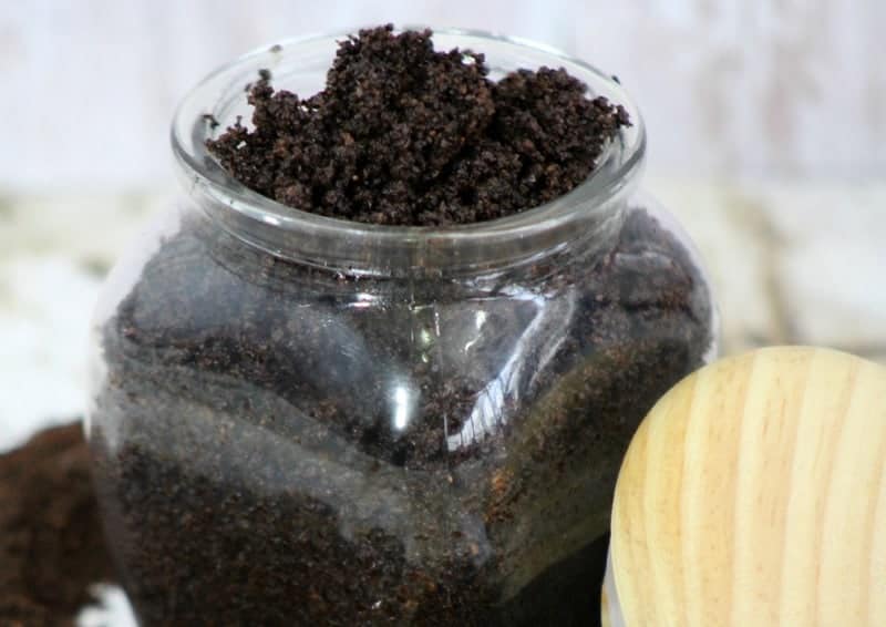 Looking for an easy DIY Mother's Day gift idea? Our coffee scrub recipe using ingredients you already have in your pantry! Also makes a great gift for dads!