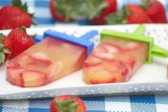 Looking for a delicious frozen dessert recipe for Canada Day, 4th of July & all your summer barbecues? Check out this yummy strawberry peach pops recipe! 