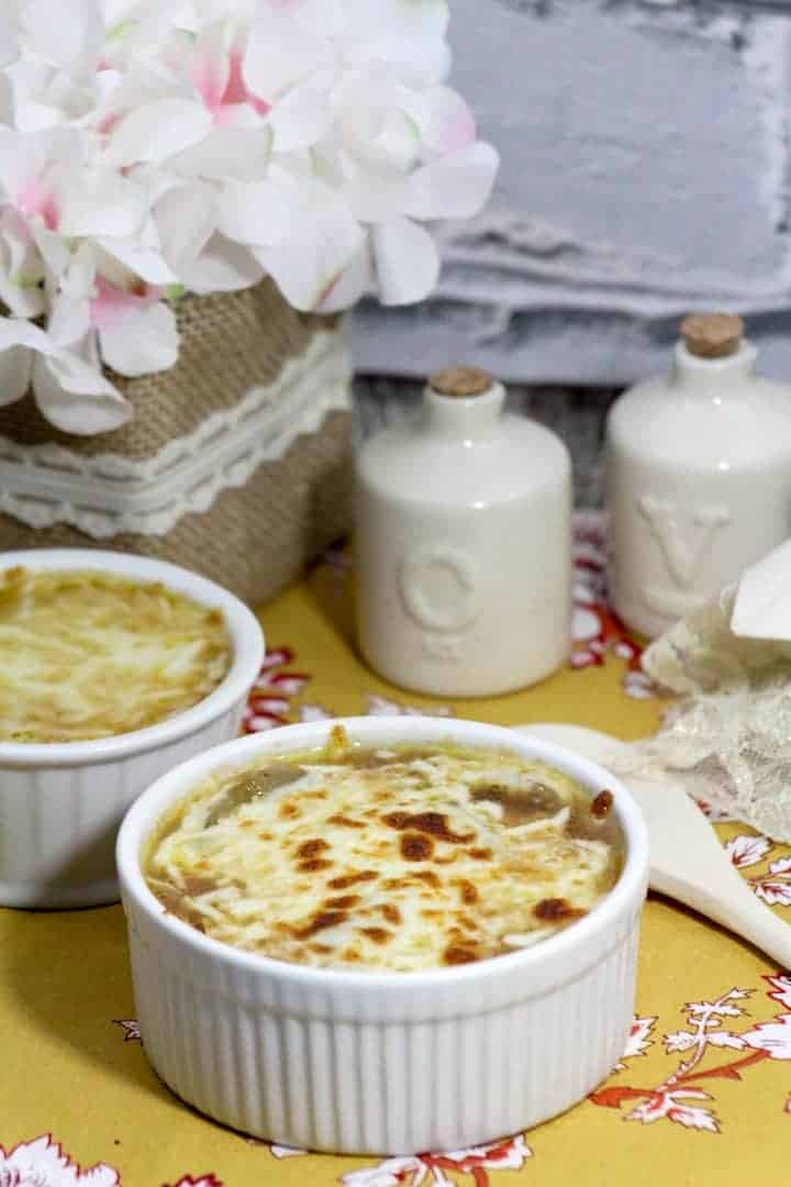 Chase away the fall chill with a hearty and delicious French onion soup recipe! See how to make this easy and delicious fall soup for your family dinner! 