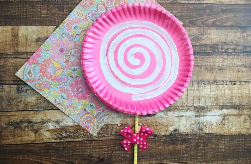 Looking for a beautiful yet simple Mother's Day craft idea? This pink lollipop paper plate craft is so charming and perfect for all ages!
