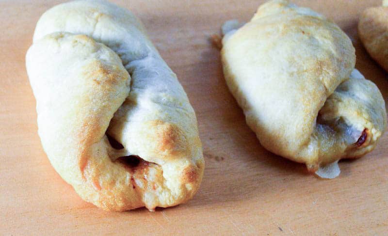 Looking recipes for dinner or back to school lunch ideas your kids will love? These pepperoni pizza crescents are fast and delicious! Check them out!