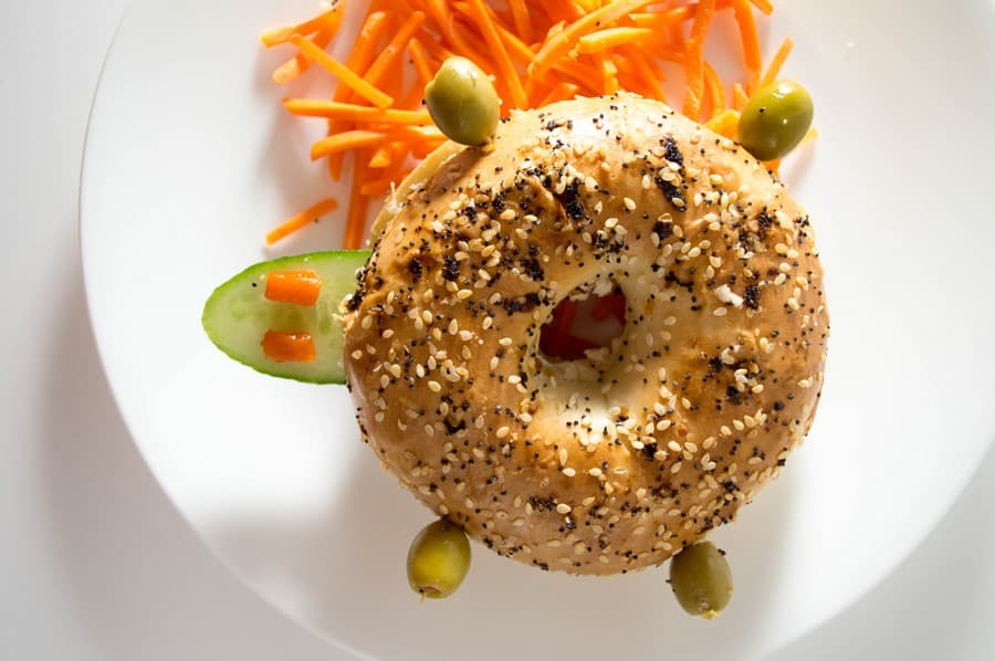 With back to school season right around the corner, it’s time to plan some easy lunch recipes! Kids will go crazy for this adorable Moana-inspired turtle bagel sandwich recipe!