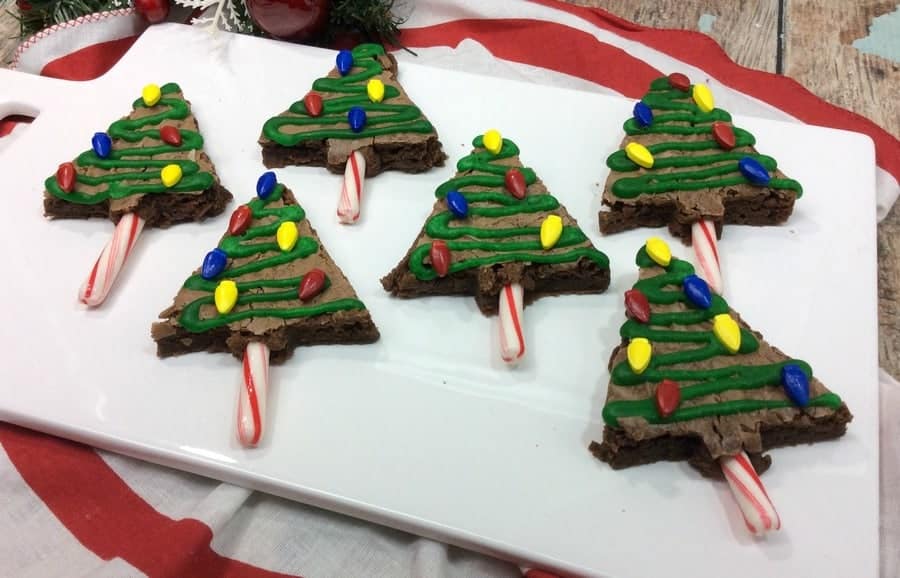 Looking for a fun holiday after-school or party treat for the kids? Check out this easy & cute Christmas tree shape brownie recipe!