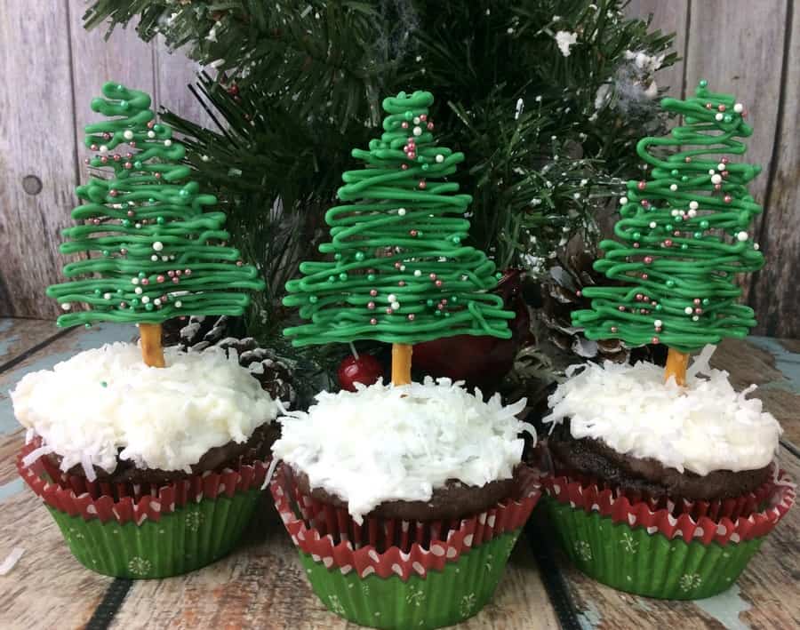 Looking for the perfect festive party food for the holidays? Check out these easy and tasty Christmas tree shaped cupcakes! Grab the recipe!