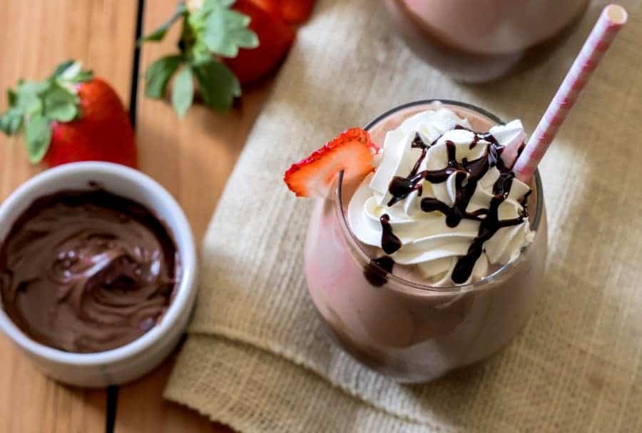 strawberry-milkshake-with-chocolate-hazelnut-spread-recipe