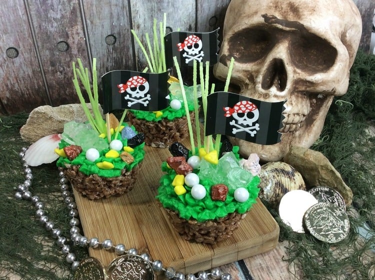 Throwing a Pirates of the Caribbean party? You need these adorable Pirate Party Krispy Treats! Grab the recipe!