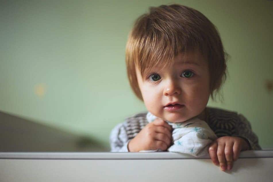 Kiss nighttime separation anxiety good night with these 5 simple steps to making toddlers feel more comfortable in their own room! Check them out!