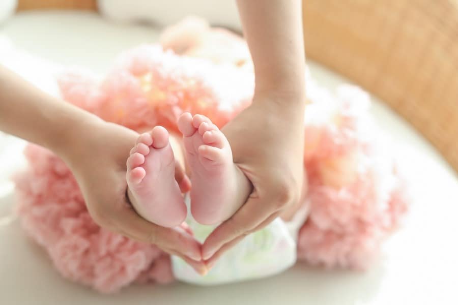 Did you know that there are loads of great benefits to infant massage? Check them out, then read on for how to get started!