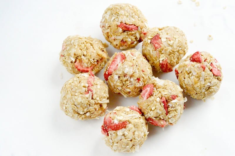 Whether you're pressed for time in the morning or just don't like traditional breakfast foods, we have you covered! Start the day right with these delicious strawberry peanut butter breakfast balls!