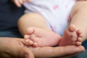 Do your visitors need to wash their hands before touching your baby? Should you buy stock in hand sanitizer? Read these 8 dos and don’ts for keeping baby healthy to find out!