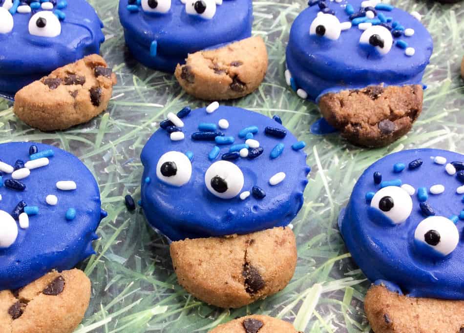 Throwing a Sesame Street party? Wow your little guests with these easy and adorable Cookie Monster Oreo cookies! Grab the recipe!