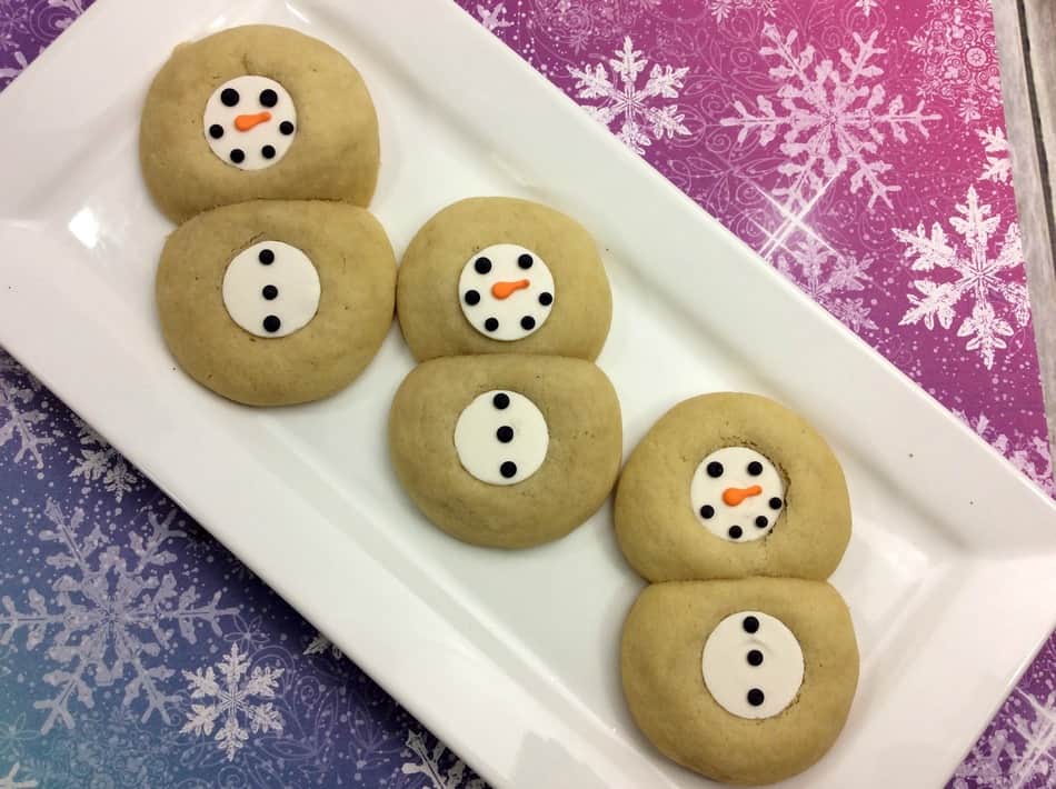 The weather outside may be frightful, but inside it’s so delightful when you bake up these delicious snowman cookies! Grab the recipe and make a batch with your kids on a snowy day.