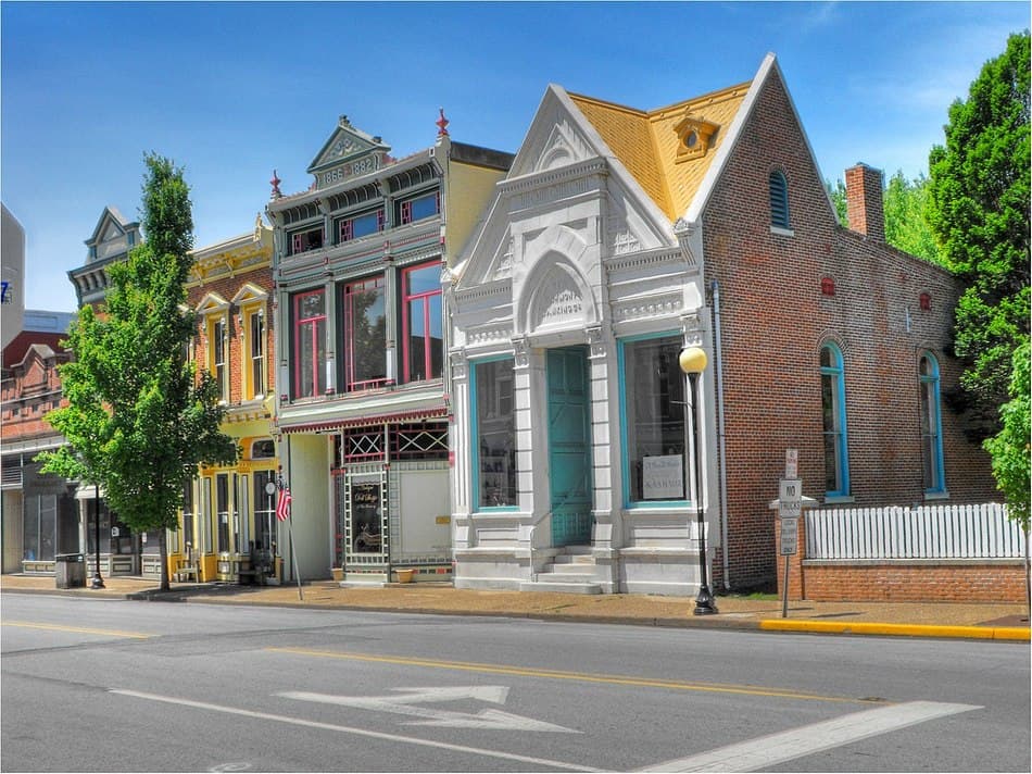 If you love the charm of fictional places like Stars Hollow, you're going to adore these 12 most beautiful small towns in the United States! Whether you're looking for the perfect quaint getaway or your new home, these are the places to be. Let's check them out!